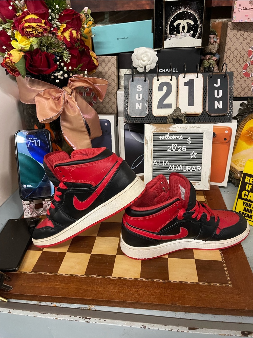 DQ8423-060.   Jordan 1 Mid
Alternate Bred (2022) (GS) - Picture 9 of 9
